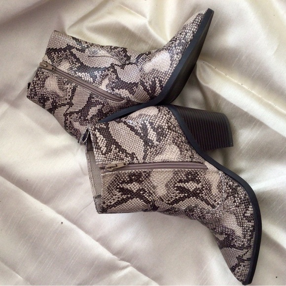 NWOT Women’s snakeskin pattern boots. Size 8.5. - Picture 4 of 4